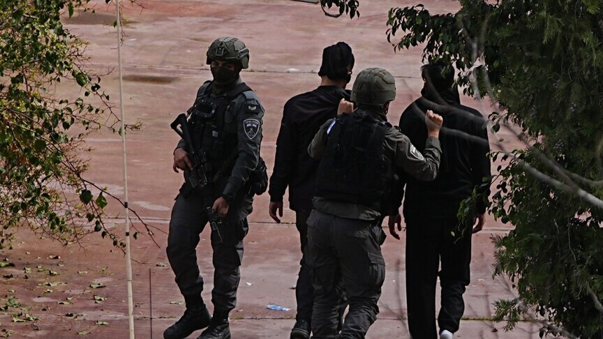 بينهم صحفي.. الجيش الإسرائيلي يعتقل 22 فلسطينيا بالضفة الغربية