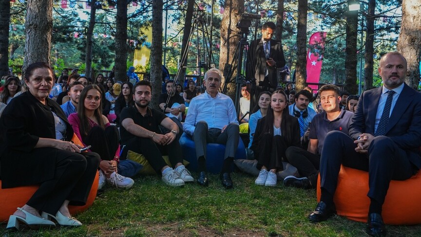 Bakan Uraloğlu stajyer öğrencilerle buluştu: "Her ne iş yapıyorsak en iyisini yapmak, hedefimiz olmalı" haber görseli