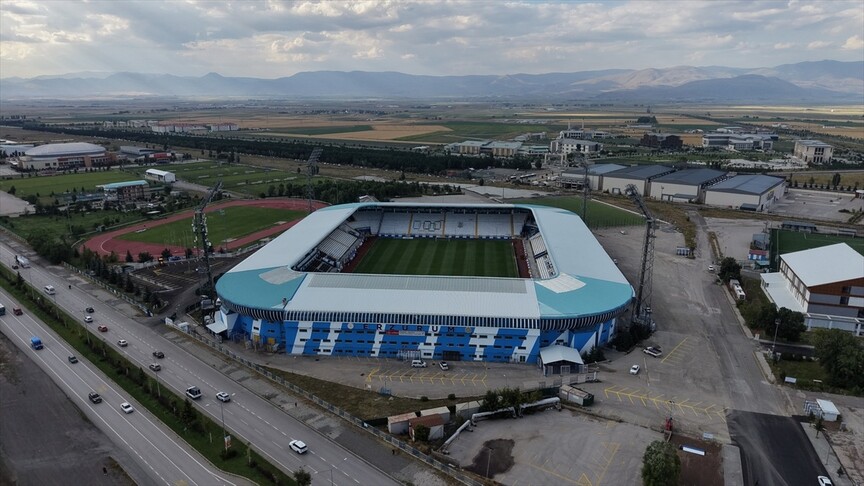 Erzurumspor taraftarı 3 sezon sonra statlarındaki tüm tribünlerde yerini alacak haber görseli