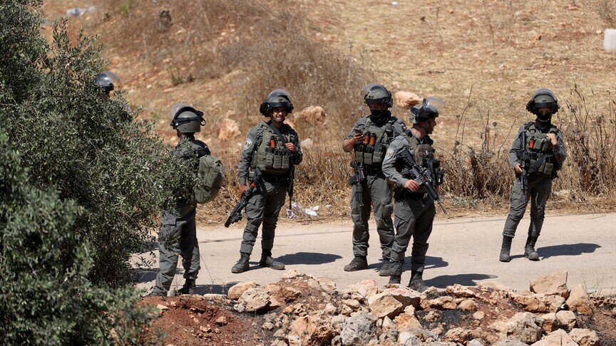 Israeli occupiers besiege 3 West Bank homes for 12th consecutive day