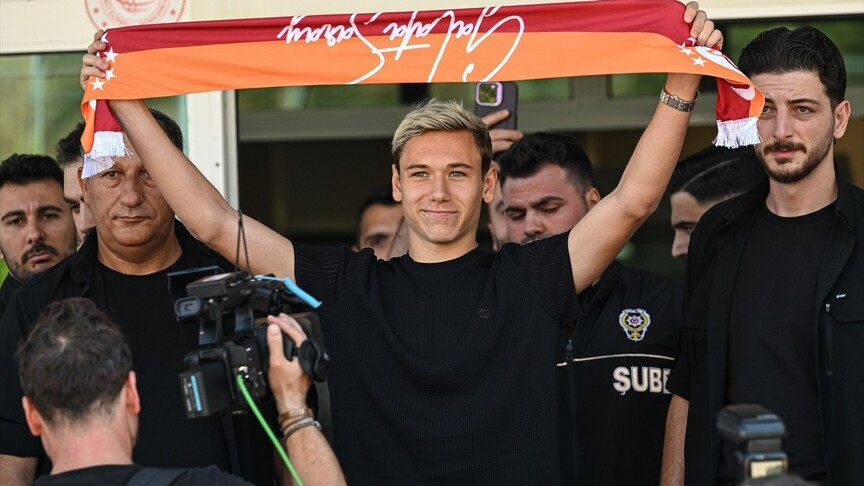 Galatasaray'ın transfer görüşmelerine başladığı Aleksey Batrakov İstanbul'da haber görseli