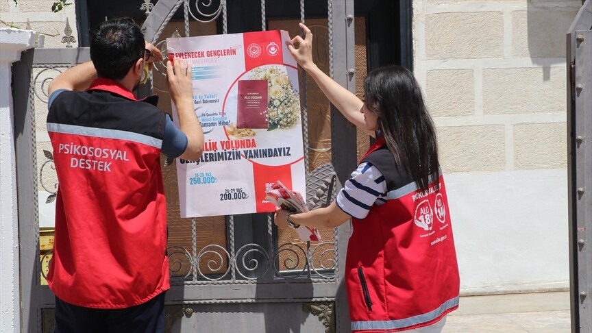 Gençlerin yuva kurması için köy köy gezerek evlilik desteğini anlatıyorlar