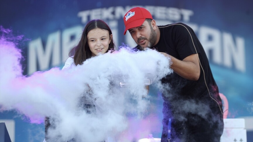 TEKNOFEST Mavi Vatan'a katılan çocuklar deneylerle bilimi keşfediyor haber görseli