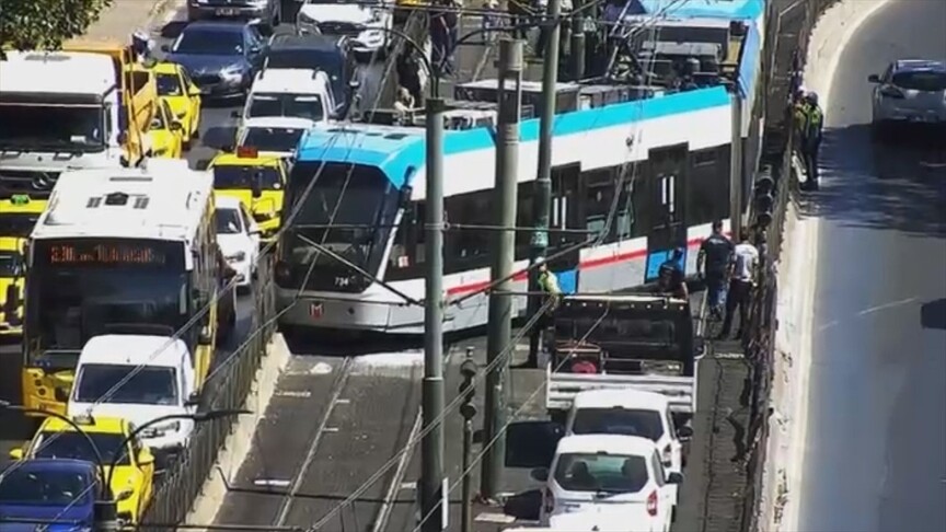 Beyoğlu'nda tramvay raydan çıktı haber görseli