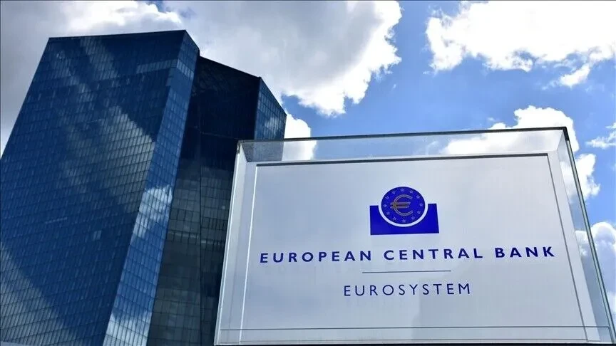 Frika nga konfliktet dhe zjarret pyjore nxisin rritjen e mbajtjes së parave të gatshme