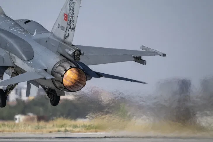 Avionët luftarakë turq F 16 zbarkojnë në bazën ushtarake në Letoni në kuadër të misionit të NATO s