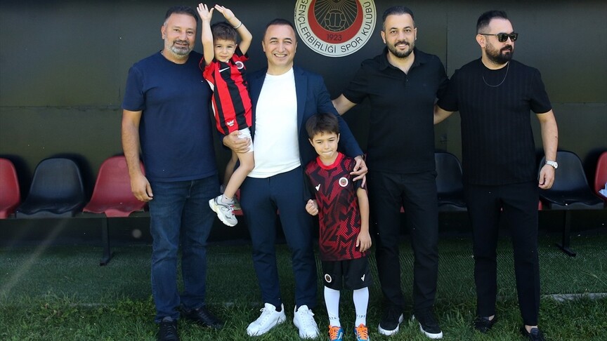 Gençlerbirliği Kulübü, Fenerbahçe maçında forması çıkarılan çocuğu tesislerinde misafir etti haber görseli