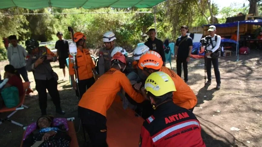 Mbi 110 000 të zhvendosur në Indonezi për shkak të lëkundjeve të përsëritura që nga tërmeti 7 7 ballë i së shtunës