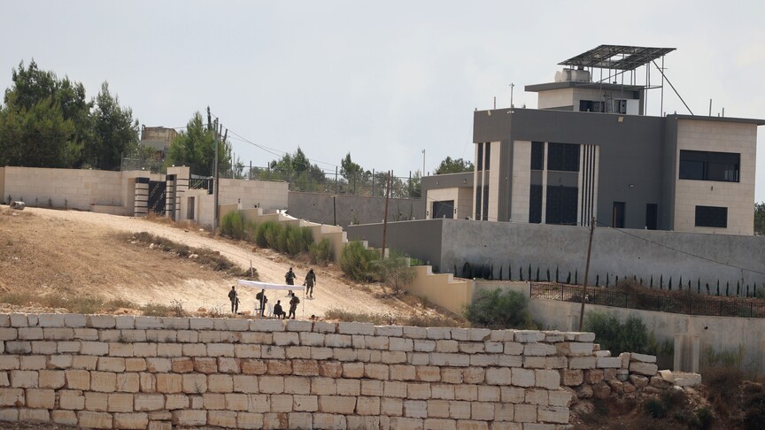 لليوم الـ13.. مستوطنون يحاصرون 3 عائلات فلسطينية في قصرة