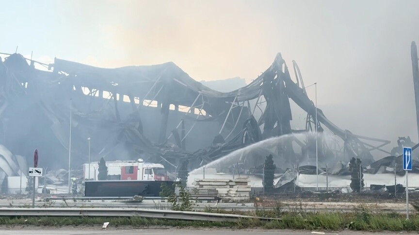 Rusya'da e-ticaret platformu Ozon’a ait tesiste İHA saldırısı sonucu yangın çıktı haber görseli