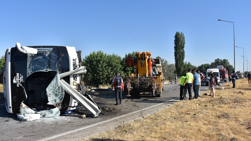 Afyonkarahisar'da yolcu otobüsünün devrildiği kazada 22 kişi yaralandı haber görseli
