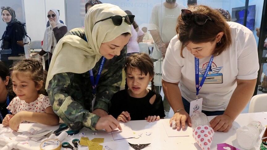 TEKNOFEST Mavi Vatan'da atölyeye katılan çocuklar su roketi tasarladı haber görseli