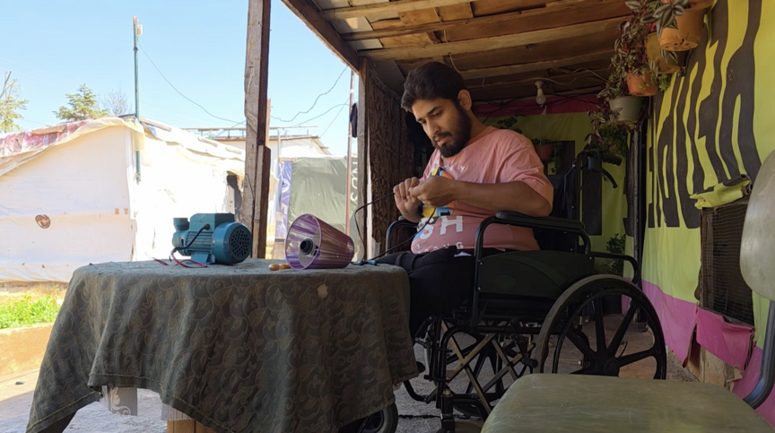 I riu sirian me aftësi të kufizuara që qëndron në një kamp refugjatësh nën sulmet izraelite punon si mekanik
