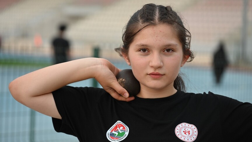Teneffüste koşarken keşfedilen Elfinay Kama, atletizmde 2 yıl üst üste Türkiye şampiyonu oldu haber görseli