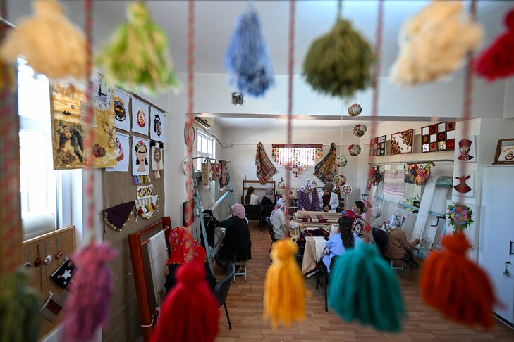 Gratë në Gaziantep mësojnë artin tradicional të endjes dhe kontribuojnë në ekonominë familjare