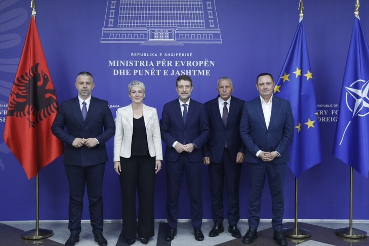 Hoxha takohet me përfaqësuesit shqiptarë të Luginës së Preshevës