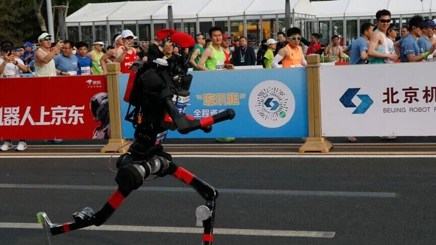 Roboti humanoid kinez tejkalon rekordin e Usain Bolt në 100 metra gjatë një testi