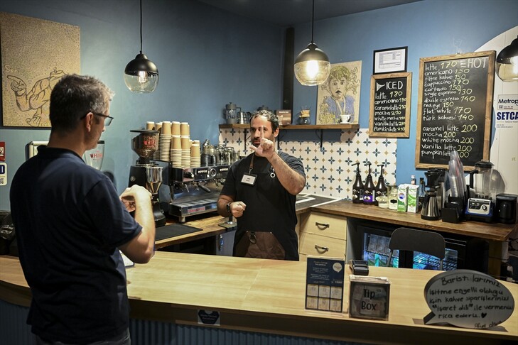 Porositë në kafenenë e Muzeut të Dialogut në Stamboll bëhen me gjuhën e shenjave