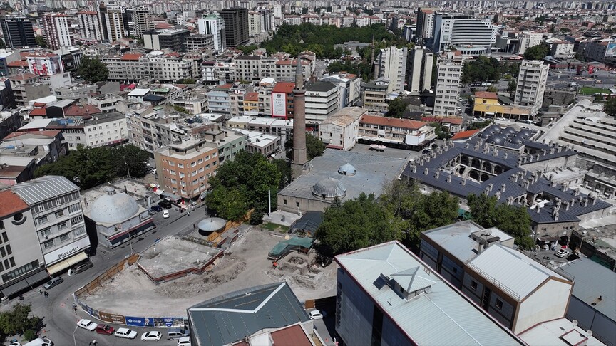 Kayseri'de kentsel dönüşüm çalışmasında izlerine rastlanan medresede kazı çalışması başlatıldı haber görseli