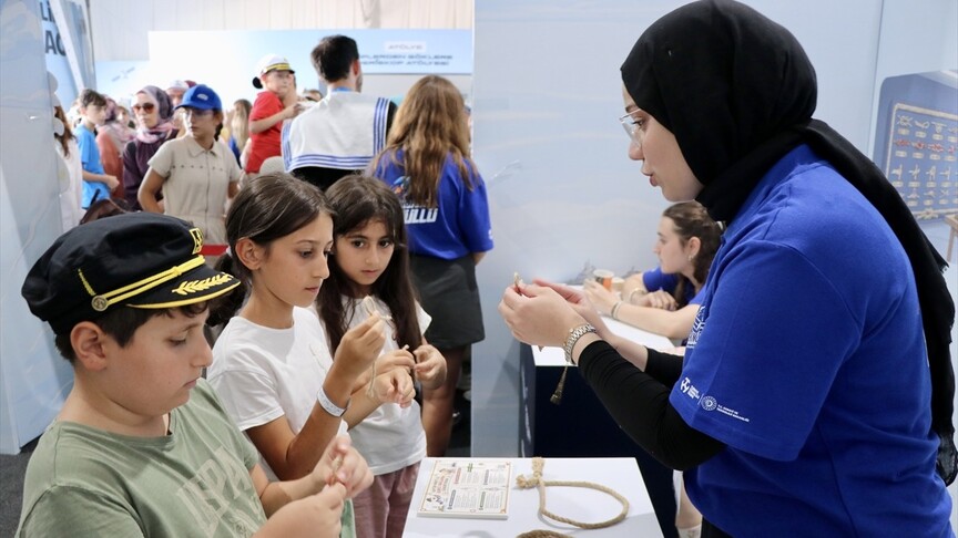 TEKNOFEST Mavi Vatan'a katılan çocuklar, uygulamalı eğitimlerle denizcilik terimlerini öğreniyor haber görseli
