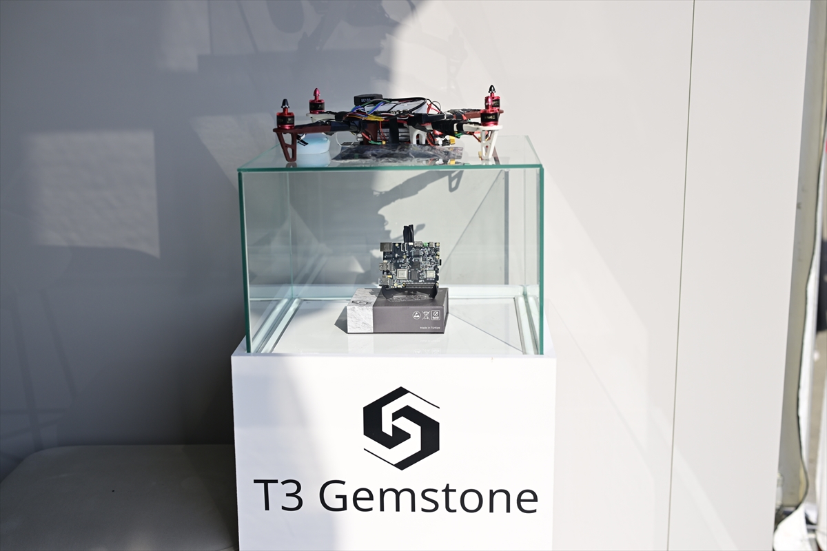 Baykar ve T3 Vakfının geliştirdiği "T3 Gemstone O1" birçok özelliği tek kartta topluyor 3 Baykar ve T3 Vakfının geliştirdiği "T3 Gemstone O1" birçok özelliği tek kartta topluyor