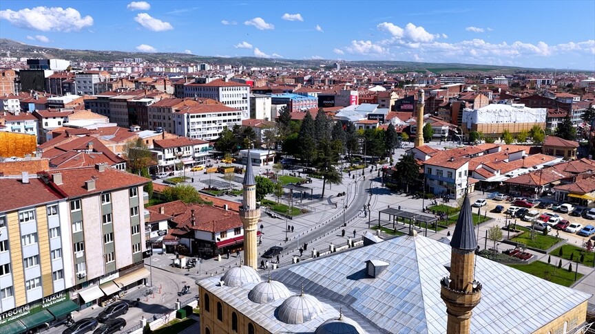 Bakan Kurum, yenilenen Çorum Tarihi Kent Meydanı'nın görüntülerini paylaştı haber görseli