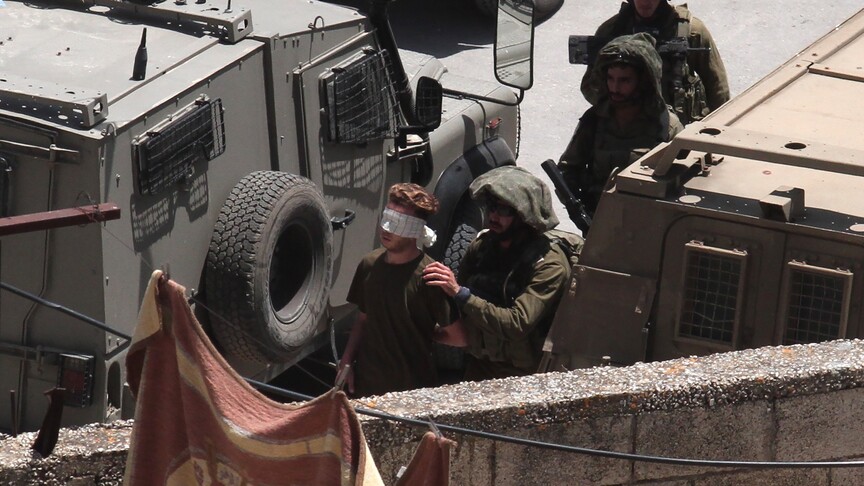 الضفة.. إسرائيل تعتقل 13 فلسطينيا ومستوطنون يحرقون ممتلكات
