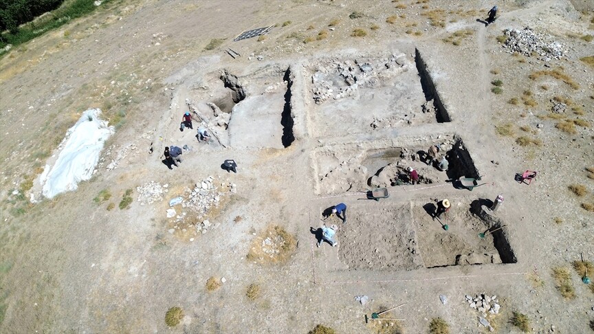 Van'daki İremir Höyüğü'nde 5 bin 500 yıllık geçmişin izleri sürülüyor haber görseli