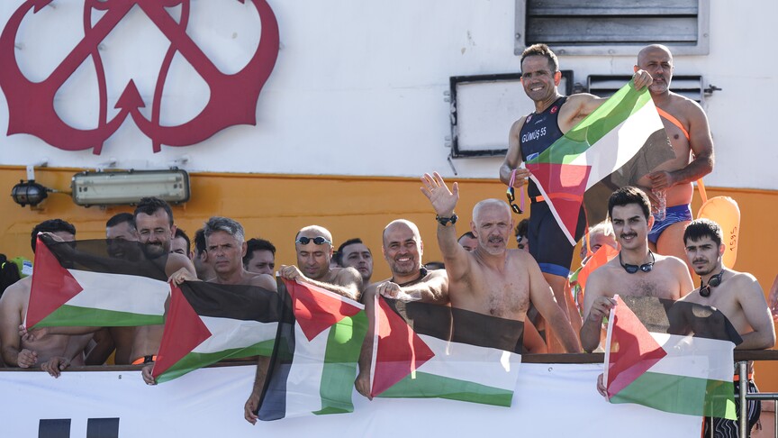 العلم الفلسطيني يرفرف في انطلاق سباق البوسفور للسباحة بإسطنبول