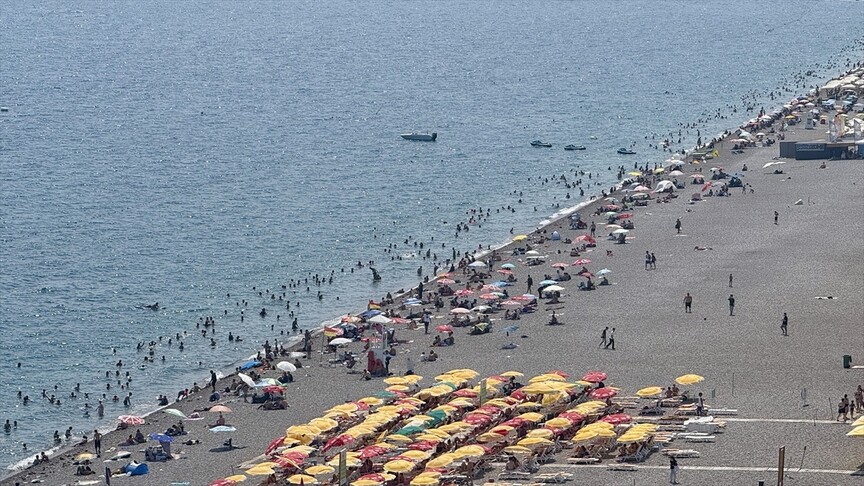 Antalya'da yüksek nem ve sıcaktan bunalanlar sahilleri doldurdu haber görseli