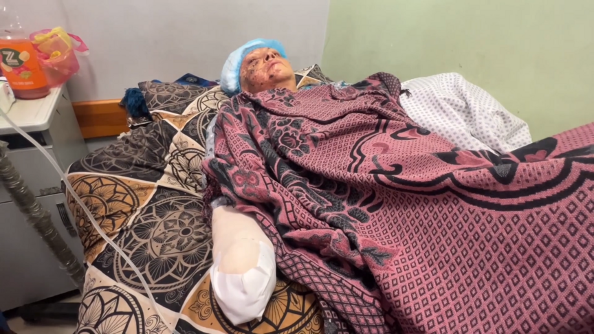 Gazze'de 70 yaşındaki kadın, "nefes almak" için ailesiyle gittiği sahilden "elsiz" döndü haber görseli