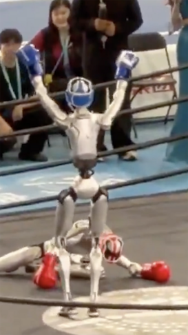 Robot ringde nakavt oldu, rakibi zafer dansı yaptı haber görseli