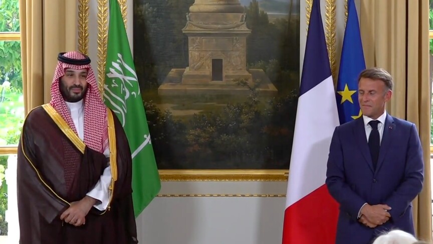 محمد بن سلمان وماكرون يشهدان توقيع اتفاقيات لتعزيز الشراكة
