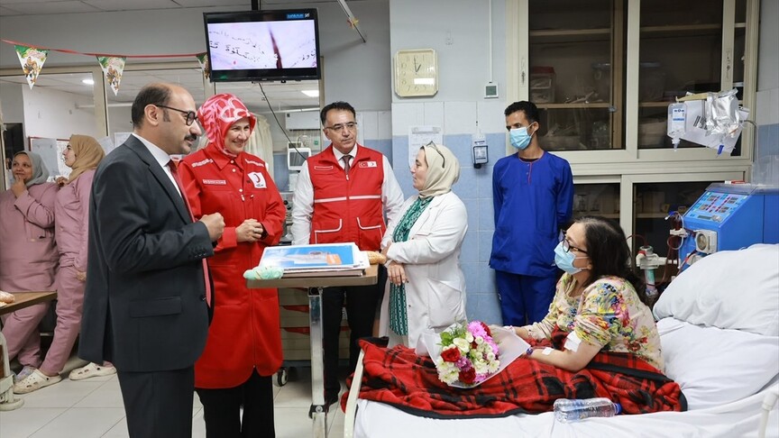 Türk Kızılay Genel Başkanı Yılmaz, Kahire'de Gazze'den gelen hastaları ziyaret etti haber görseli