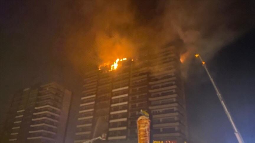 Diyarbakır'da bir plazada yangın çıktı haber görseli