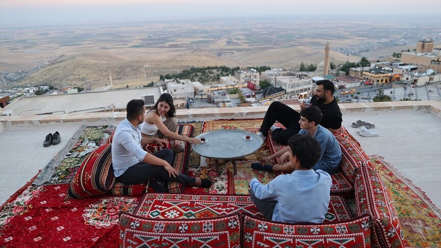 Medeniyetler şehrinin bunaltan sıcaklarında "dam palas" keyfi yaşanıyor haber görseli