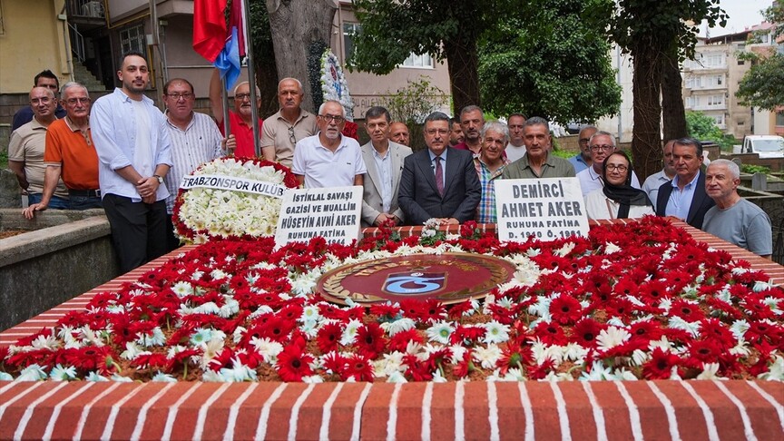 Trabzonspor'un ilk stadyumuna ismi verilen Hüseyin Avni Aker mezarı başında anıldı haber görseli