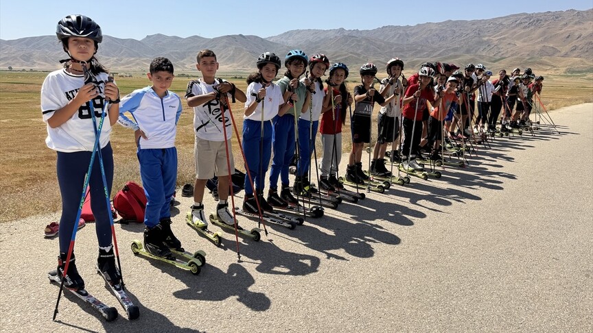 Hakkari'de sporcular, asfalt yolda antrenman yaparak kışın yapılacak yarışlara hazırlanıyor haber görseli