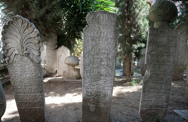 Mezar taşlarına kazınan tarih kayıt altına alınıyor haber görseli
