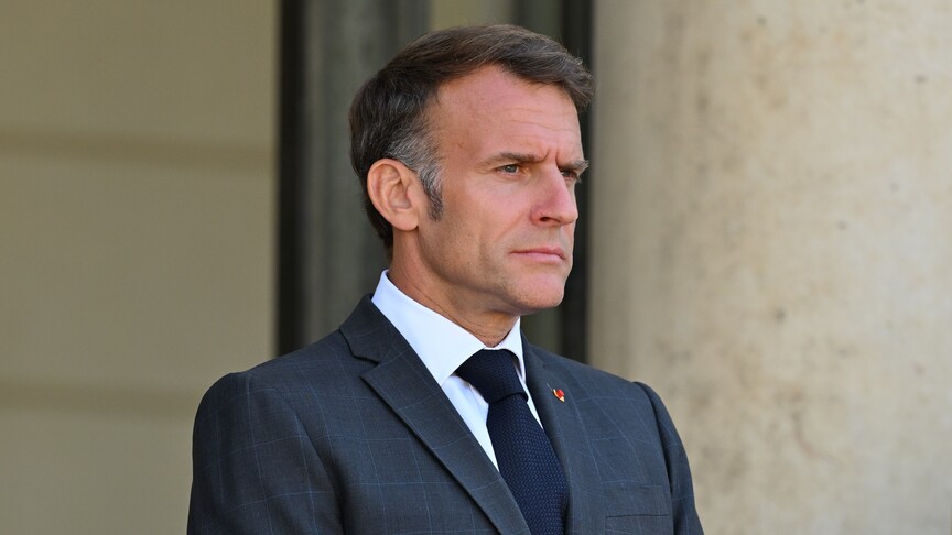 Presidenti francez konfirmon miratimin e ligjit që ndalon telefonat celularë në shkollat e mesme