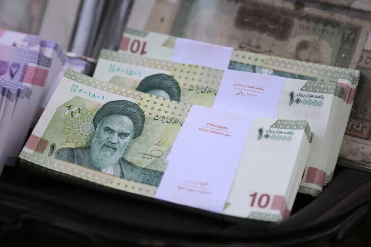 Riali iranian arrin në nivelin më të ulët historik ndaj dollarit amerikan