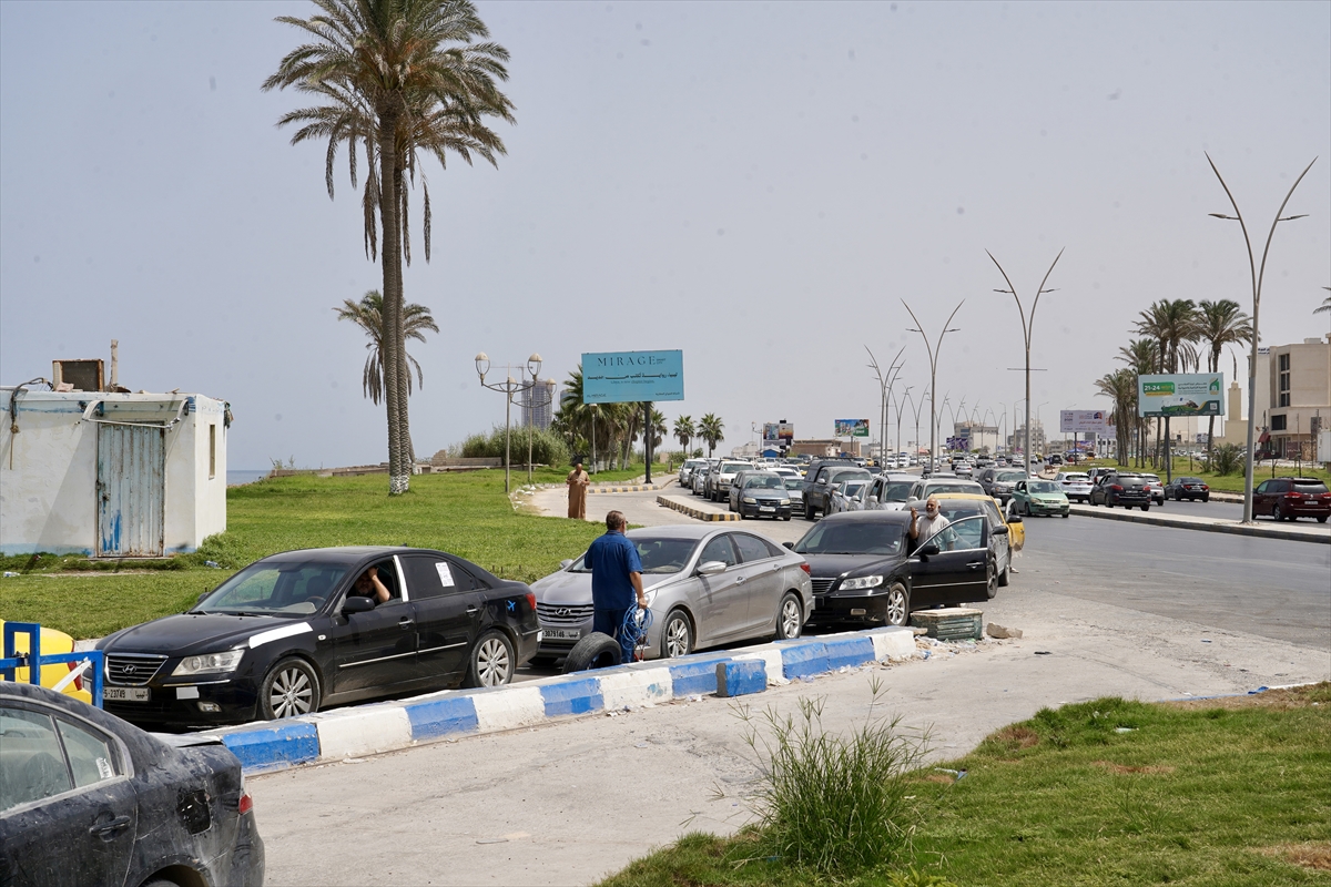 Petrol zengini Libya’da yakıt krizi benzin istasyonlarında uzun araç kuyruklarına neden oldu 1 Petrol zengini Libya’da yakıt krizi benzin istasyonlarında uzun araç kuyruklarına neden oldu