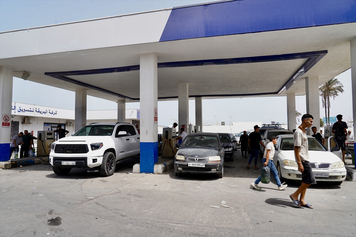 Petrol zengini Libya’da yakıt krizi benzin istasyonlarında uzun araç kuyruklarına neden oldu 3 Petrol zengini Libya’da yakıt krizi benzin istasyonlarında uzun araç kuyruklarına neden oldu