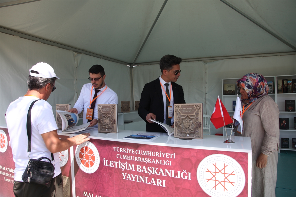 Ahlat'ta İletişim Başkanlığı standına yoğun ilgi 2 Ahlat'ta İletişim Başkanlığı standına yoğun ilgi