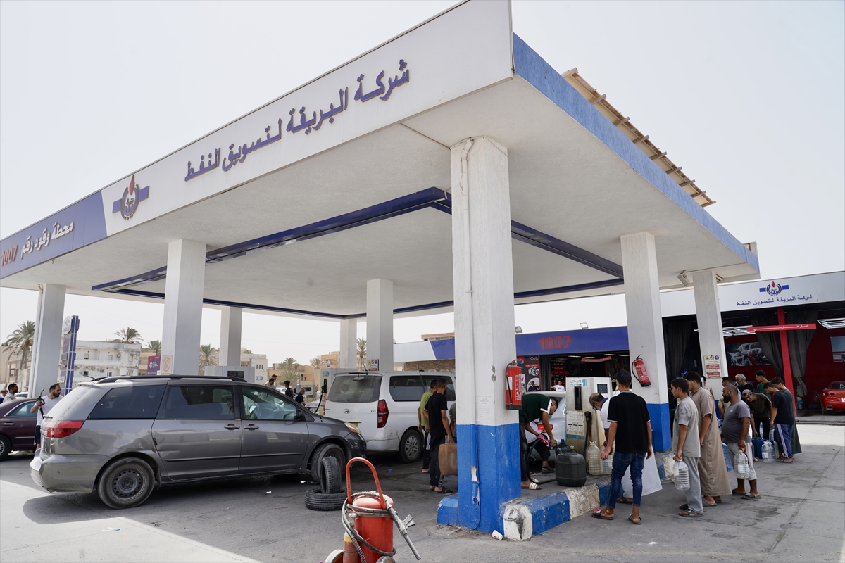 Petrol zengini Libya’da yakıt krizi benzin istasyonlarında uzun araç kuyruklarına neden oldu 2 Petrol zengini Libya’da yakıt krizi benzin istasyonlarında uzun araç kuyruklarına neden oldu