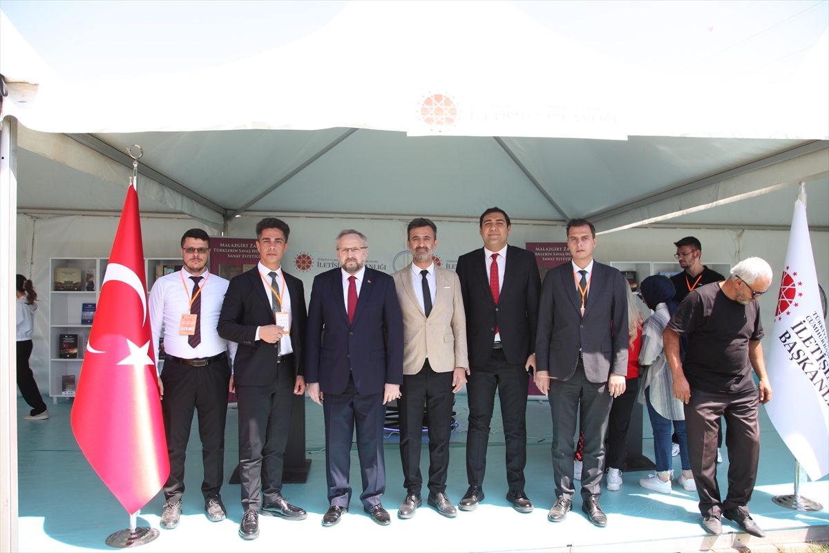 Ahlat'ta İletişim Başkanlığı standına yoğun ilgi 3 Ahlat'ta İletişim Başkanlığı standına yoğun ilgi