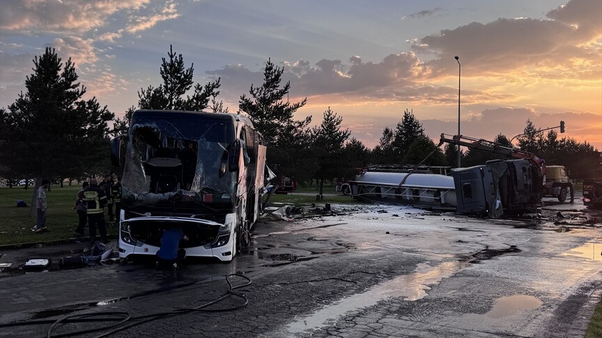 Kayseri'de yolcu otobüsü ile yakıt taşıyan tankerin çarpıştığı kazada 2'si ağır 38 kişi yaralandı haber görseli