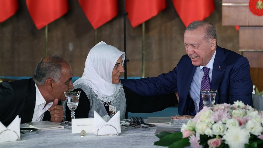 Cumhurbaşkanı Erdoğan, kabine üyeleri, bölge valileri ve şehit aileleriyle yemekte buluştu haber görseli