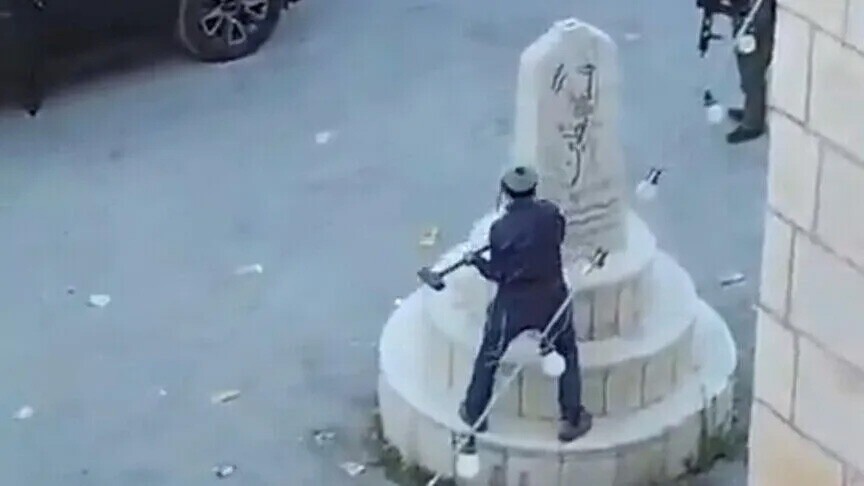 “عار وفوضى”.. انتقادات إسرائيلية لعضو كنيست دمر نصبا لشهداء بالضفة