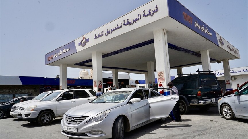 Petrol zengini Libya’da yakıt krizi benzin istasyonlarında uzun araç kuyruklarına neden oldu haber görseli